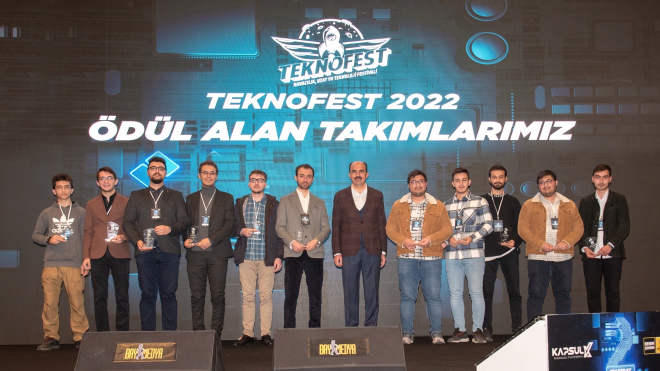 A plaque from President Altay to the teams of Selçuk University